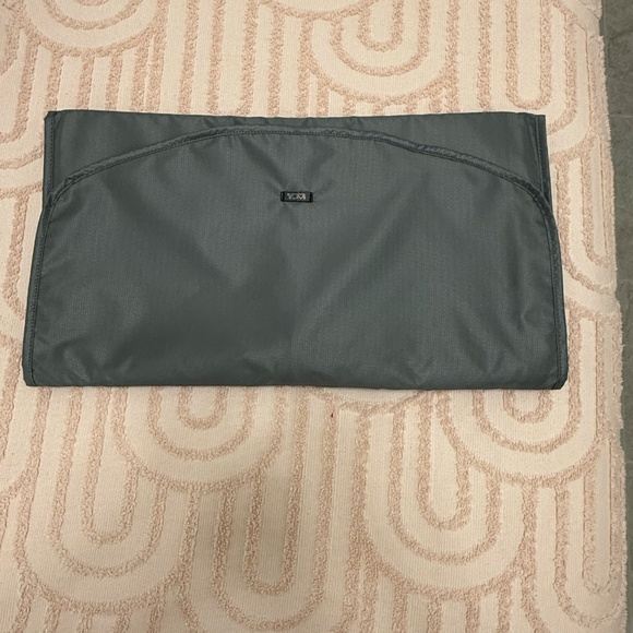 NWOT TUMI FOLDABLE GARMENT NYLON BAG WITH POCKET GRAY AND 3 TUMI HANGERS - Picture 4 of 11